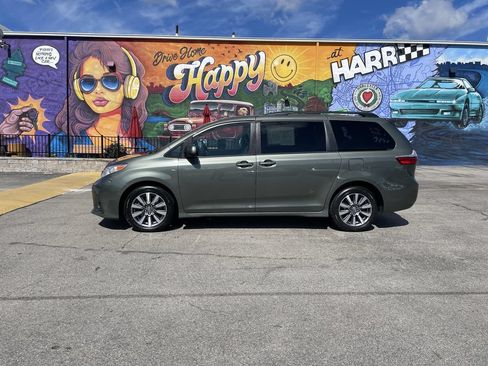 Used 2020 Toyota Sienna LE AWD/4WD image 2