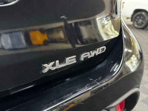 Used 2024 Toyota Highlander XLE AWD/4WD image 7