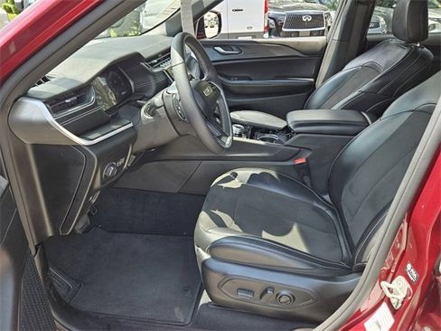 Used 2023 Jeep Grand Cherokee Altitude image 5