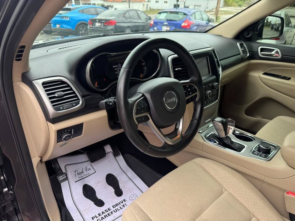 Used 2019 Jeep Grand Cherokee Laredo AWD/4WD image 15