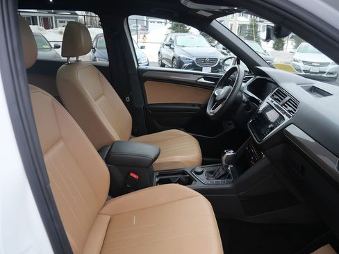 Used 2022 Volkswagen Tiguan SE w/ Panoramic Sunroof Package image 17