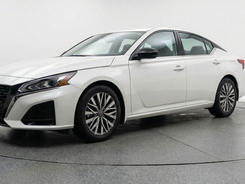 Used 2025 Nissan Altima 2.5 SV image 3
