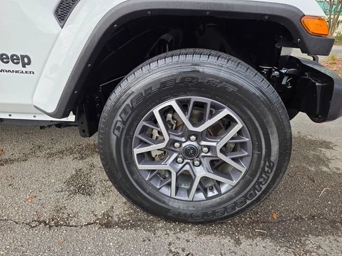 Used 2025 Jeep Wrangler Unlimited Sahara AWD/4WD image 26