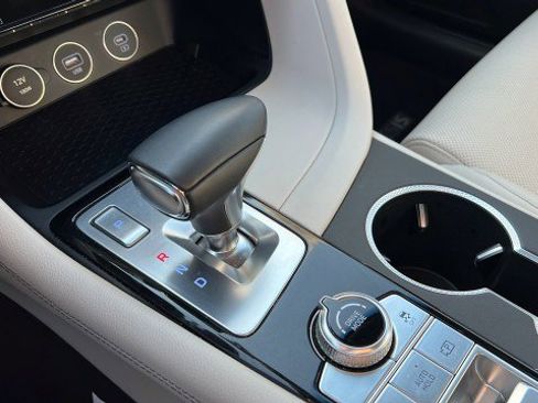 Used 2025 Genesis G70 2.5T image 23