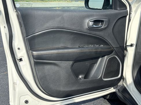 Used 2019 Jeep Compass Limited FWD image 4