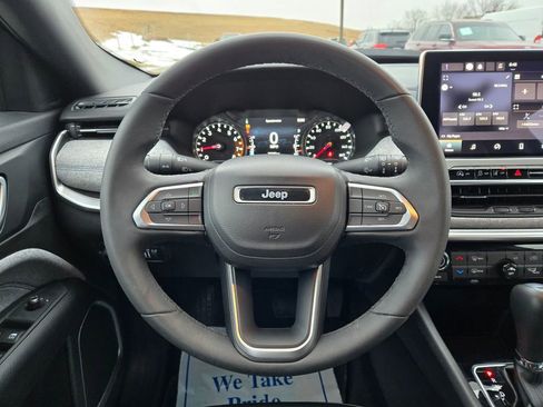 Used 2023 Jeep Compass Latitude w/ Mopar Graphics Package image 19