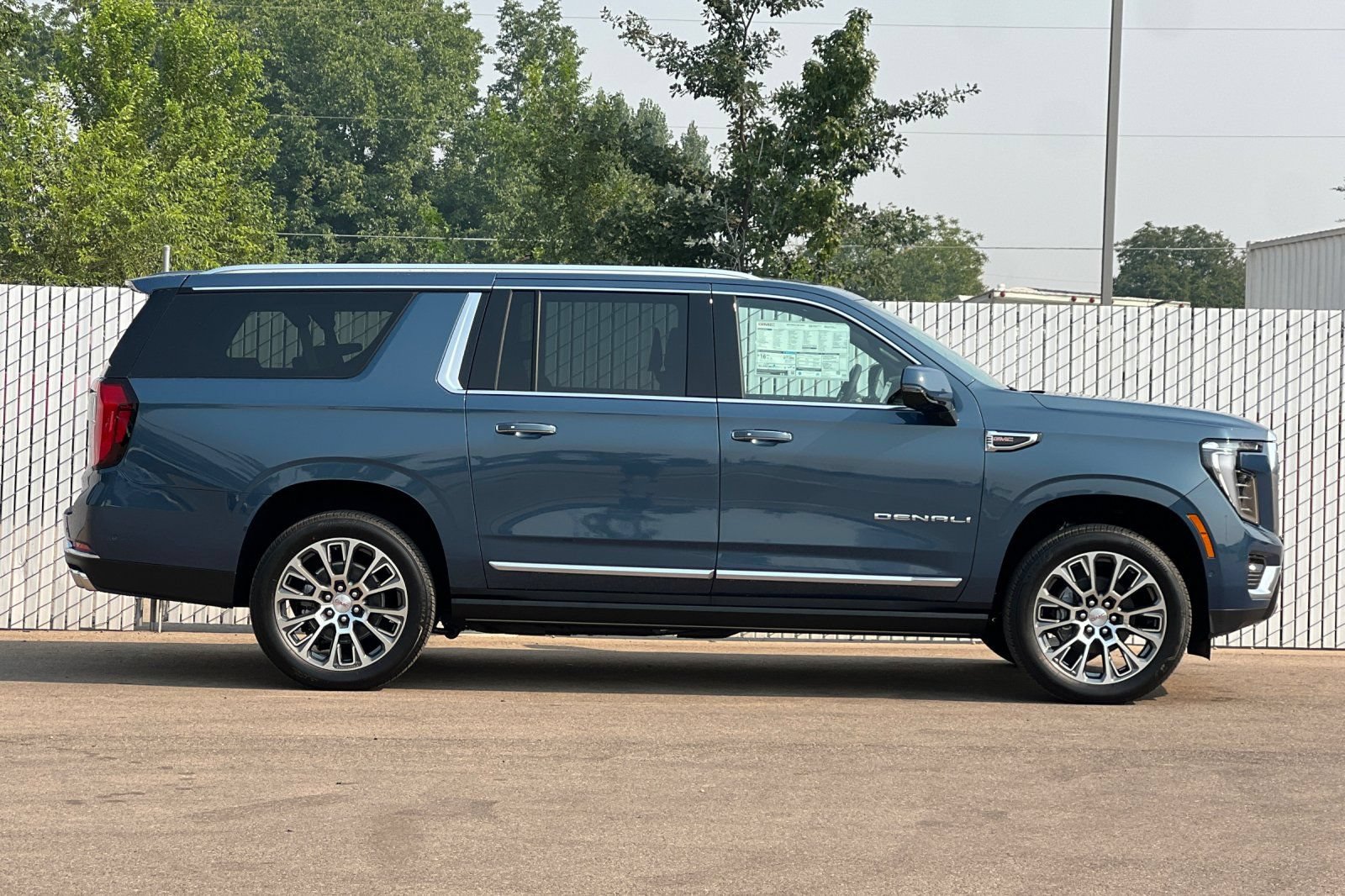 New 2026 GMC Yukon XL Denali w/ Denali Reserve Package AWD/4WD image 3