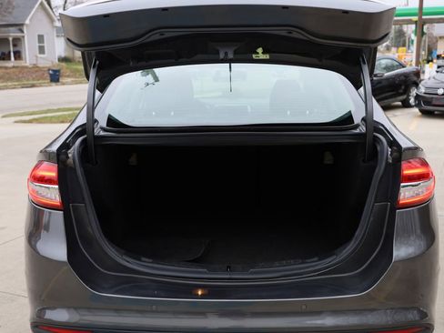 Used 2017 Ford Fusion SE w/ Fusion SE Technology Package image 25