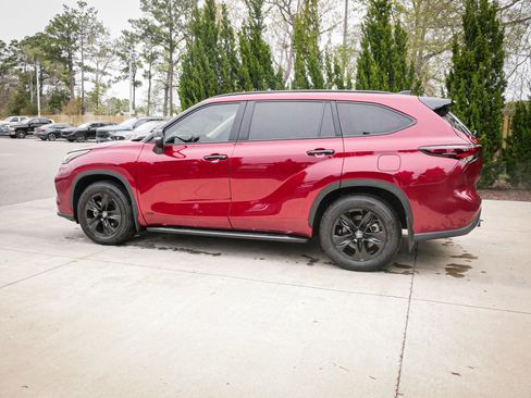 Used 2025 Toyota Highlander XLE image 7