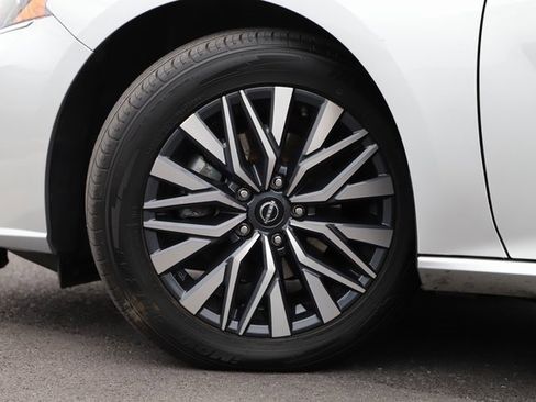 Used 2023 Nissan Altima 2.5 SV image 2