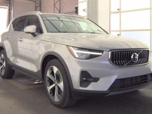 Used 2025 Volvo XC40 B5 Plus AWD/4WD image 3