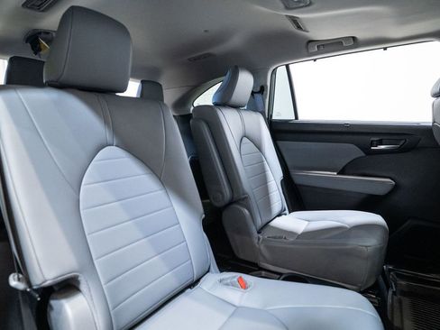 Certified 2025 Toyota Highlander XLE image 35