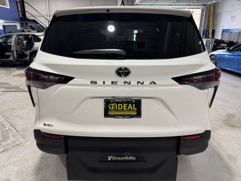 Used 2026 Toyota Sienna LE FWD image 6