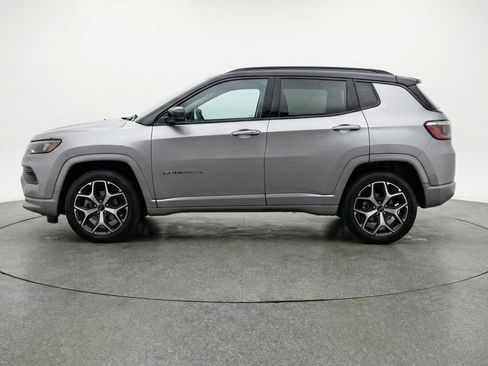 Used 2025 Jeep Compass Limited image 3