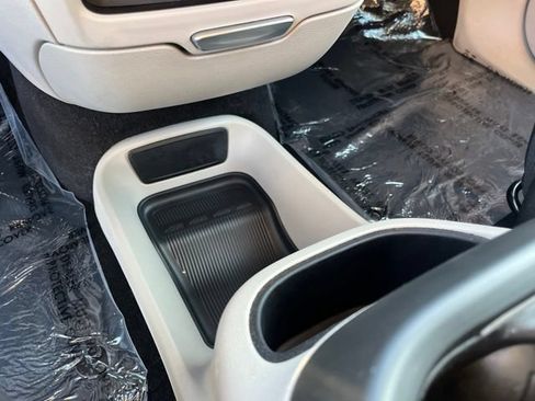 Used 2022 Chrysler Pacifica Touring-L FWD image 29