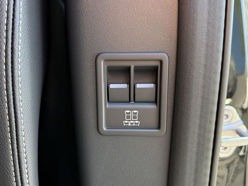 Certified 2025 Land Rover Discovery Dynamic SE image 35