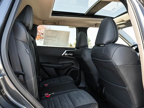 New 2025 Mitsubishi Outlander SE image 12