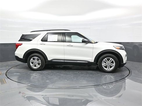 Used 2022 Ford Explorer XLT w/ Equipment Group 202A image 8