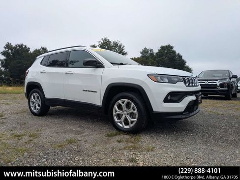Used 2024 Jeep Compass Latitude AWD/4WD image 1