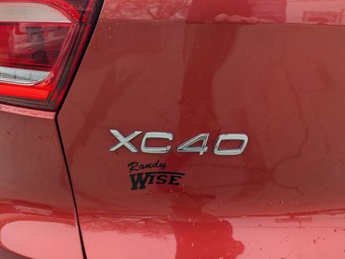 Used 2021 Volvo XC40 T4 Momentum image 21