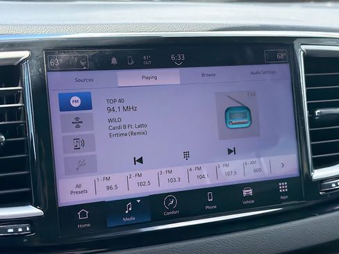 Used 2023 Chrysler Pacifica Touring-L image 30