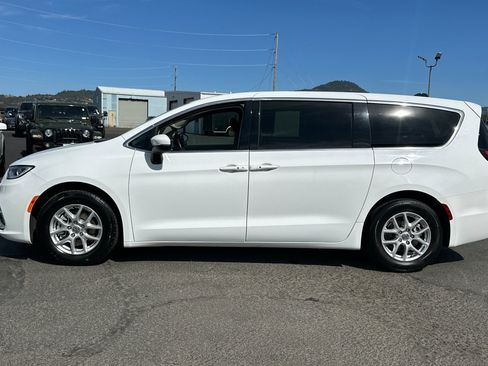 Used 2023 Chrysler Pacifica Touring-L FWD image 7