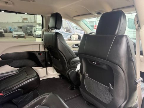 Used 2024 Chrysler Pacifica Touring-L FWD image 14