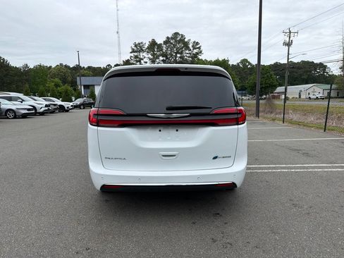 Used 2024 Chrysler Pacifica Limited FWD image 6
