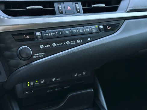 Used 2020 Lexus ES 300h w/ Premium Package image 28