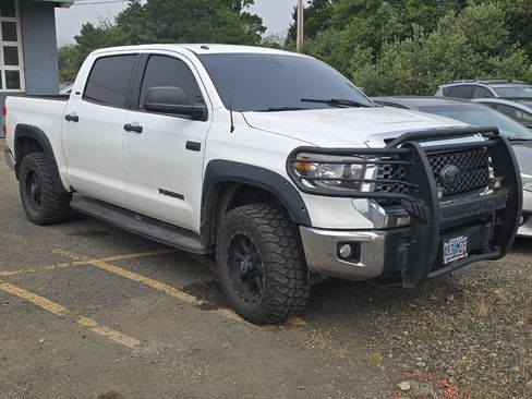 Used 2018 Toyota Tundra SR5 w/ SR5 Upgrade Package AWD/4WD image 2