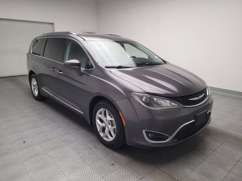 Used 2017 Chrysler Pacifica Touring-L Plus w/ Tire & Wheel Group FWD image 13