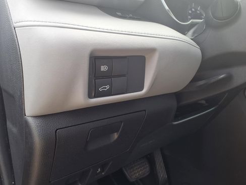 Used 2022 Toyota Highlander XLE FWD image 13