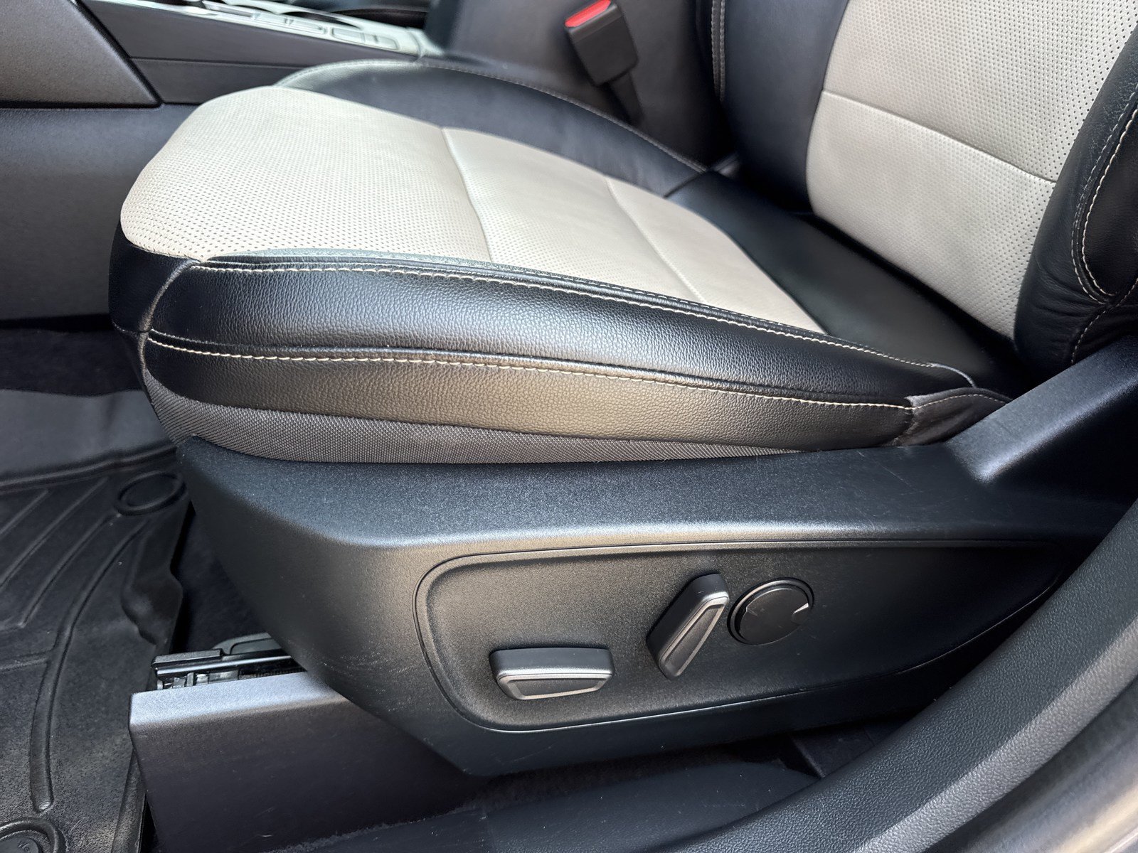 Used 2021 Ford Escape Titanium w/ Titanium Elite Package AWD/4WD image 12