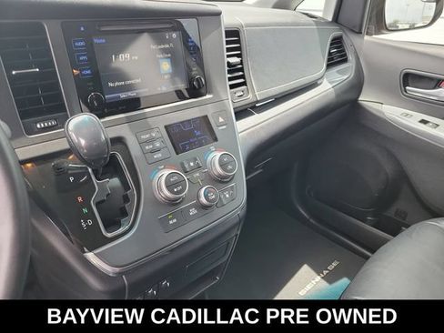 Used 2017 Toyota Sienna SE FWD image 22