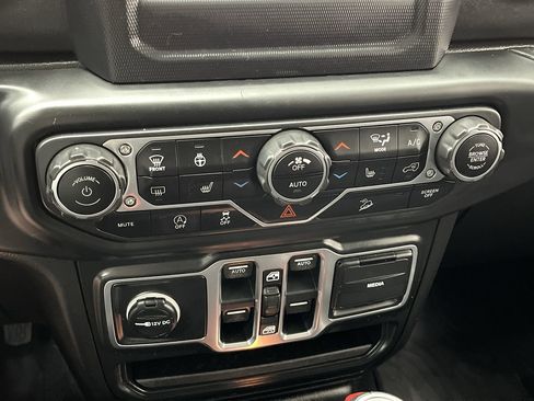 Used 2018 Jeep Wrangler Unlimited Sahara image 19