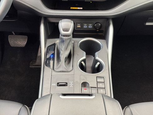Used 2024 Toyota Highlander XLE FWD image 16