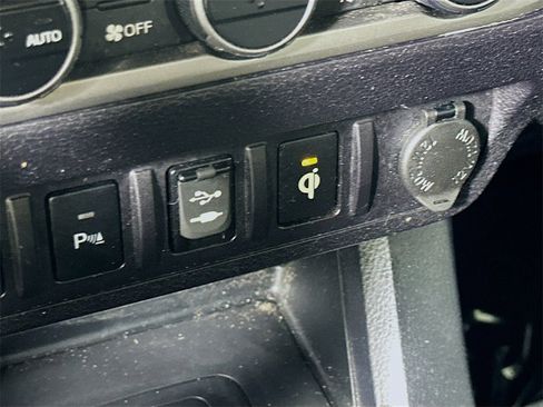 Used 2017 Toyota Tacoma Limited image 28