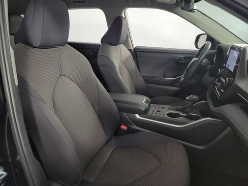Used 2024 Toyota Highlander LE AWD/4WD image 15