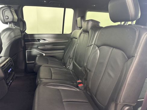Used 2024 Jeep Wagoneer L Series II RWD image 12