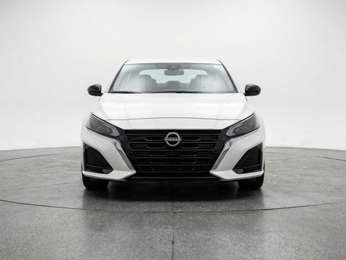 Used 2025 Nissan Altima 2.5 SV FWD image 2