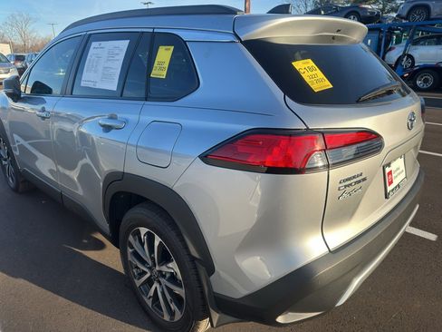 Used 2025 Toyota Corolla Cross XLE image 3