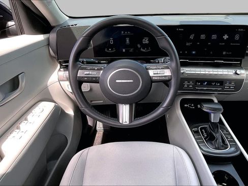 Used 2025 Hyundai Kona SEL FWD image 6