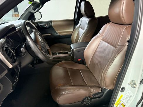 Used 2017 Toyota Tacoma Limited image 12
