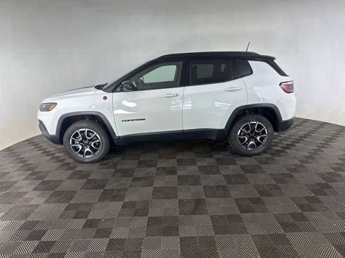Used 2025 Jeep Compass Trailhawk AWD/4WD image 11