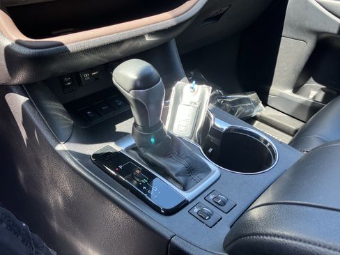 Used 2019 Toyota Highlander XLE AWD/4WD image 28