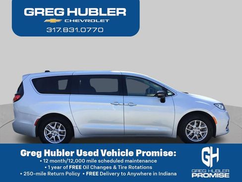 Used 2024 Chrysler Pacifica Touring-L FWD image 5