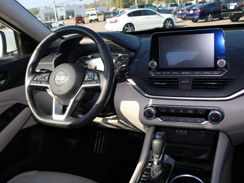 Used 2022 Nissan Altima 2.5 SV w/ SV Premium Package AWD/4WD image 8