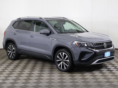 Used 2022 Volkswagen Taos SE w/ Driver Assistance Package image 2