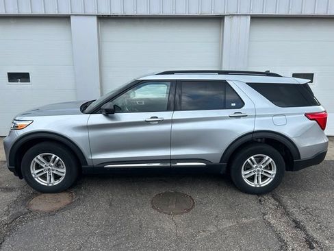 Used 2023 Ford Explorer XLT w/ Equipment Group 202A AWD/4WD image 3