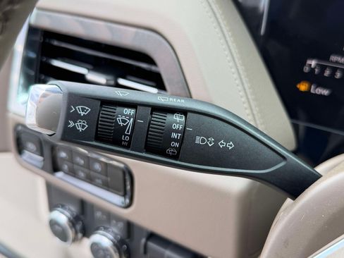 Used 2025 GMC Yukon Denali w/ Advanced Technology Package RWD image 16